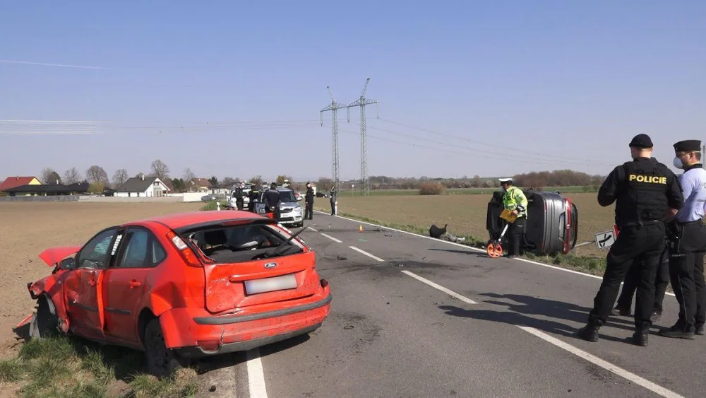 VIDEO: Zběsilý řidič  pronásledovaný policií po cestě několikrát boural. Plnou rychlostí naboural do protijedoucího auta