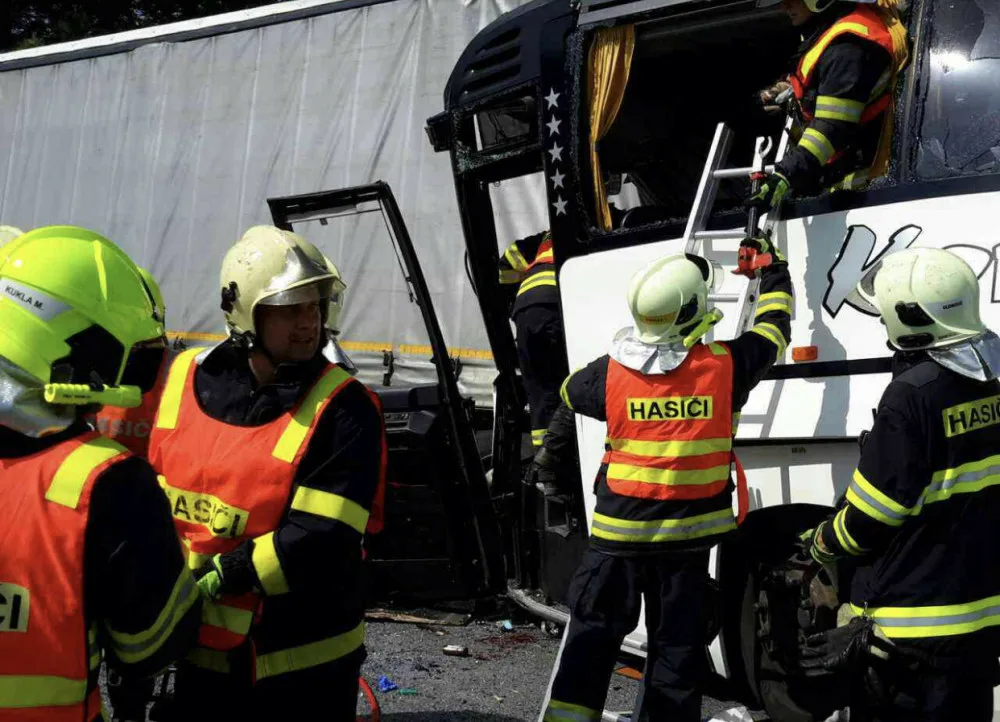 Policisté odložili nehodu autobusu, který převážel malé fotbalisty. Řidič měl zdravotní problémy