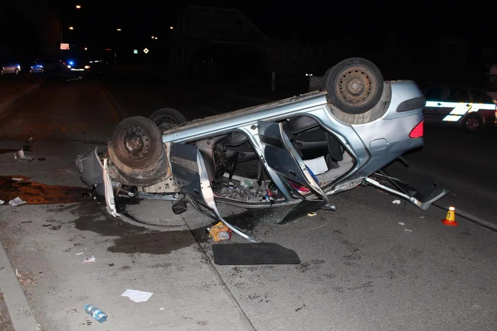 Opilý řidič sjel ze silnice a přetočil auto na střechu. Způsobil škodu přes 80 tisíc korun