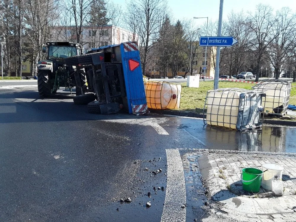 AKTUALIZOVÁNO: V Přerově se převrátila vlečka s barely hnojiva. Koncentrovaná kapalina vytekla na silnici
