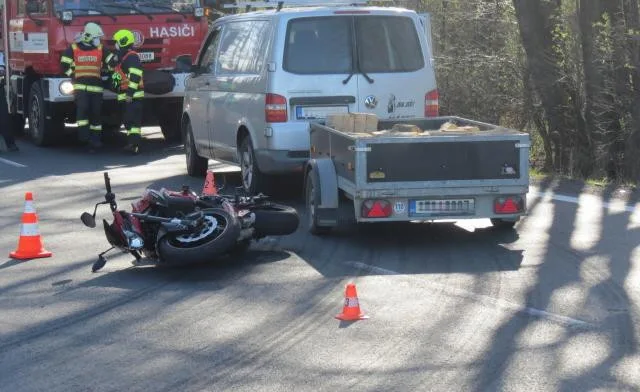 Řidič si nevšiml blížící se motorky a vjel do křižovatky