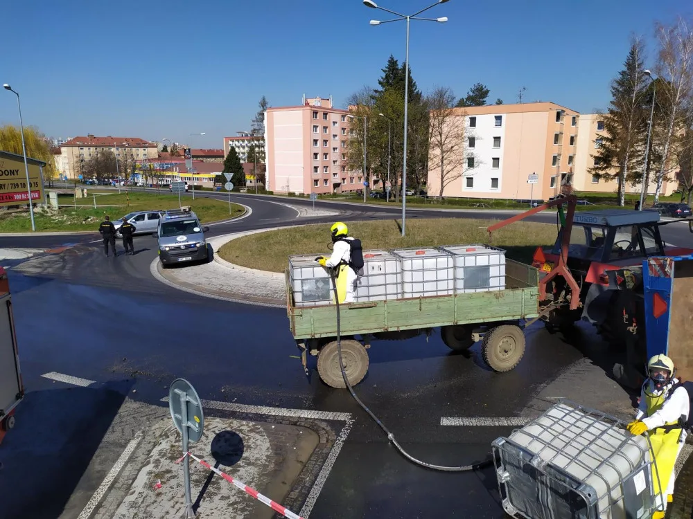 AKTUALIZOVÁNO: V Přerově se převrátila vlečka s barely hnojiva. Koncentrovaná kapalina vytekla na silnici