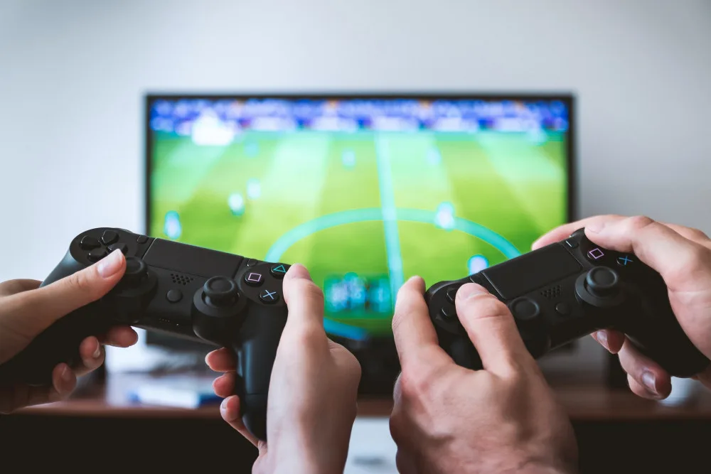 Esport táhne. Sportovní týmy soupeří alespoň virtuálně, diváci objevují kouzlo počítačových her