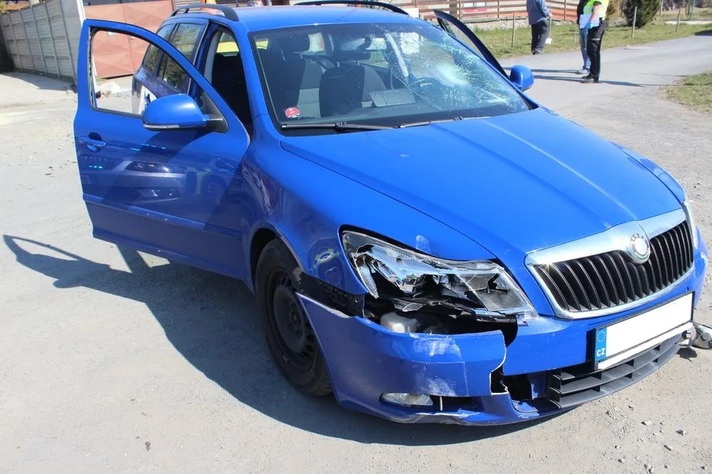 FOTO: Zdrogovaný mladý řidič se pokusil ujet policejní kontrole, jeho jízda skončila v betonovém plotu