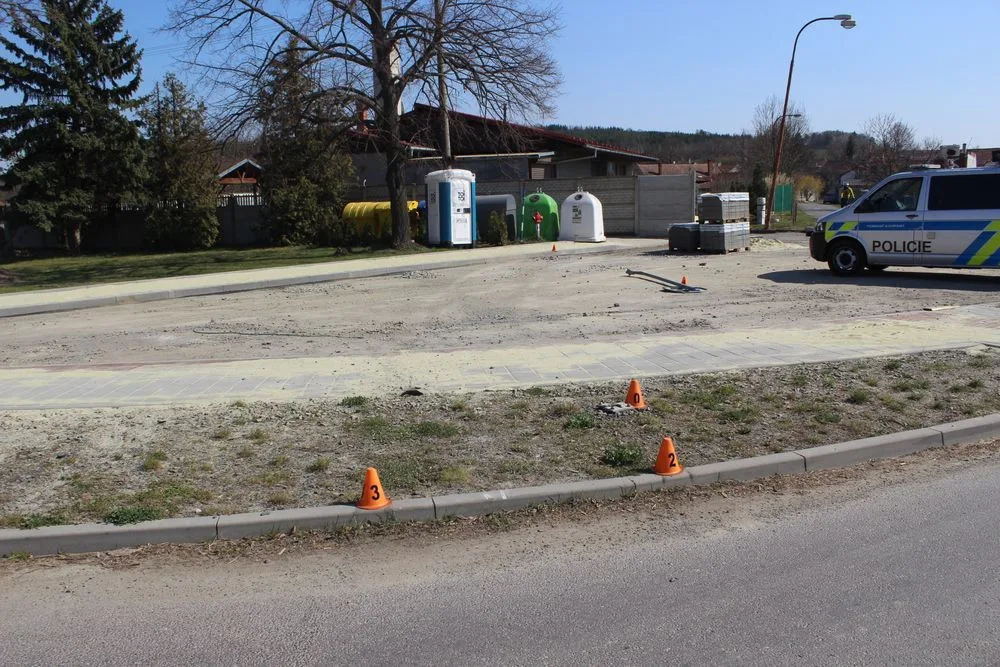 FOTO: Zdrogovaný mladý řidič se pokusil ujet policejní kontrole, jeho jízda skončila v betonovém plotu