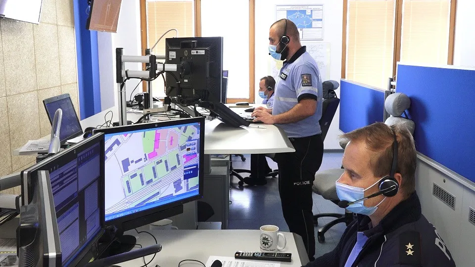 VIDEO: Jak fungují policisté na lince 158 v době pandemie? Za celou dobu přijali v kraji 6 tisíc telefonátů