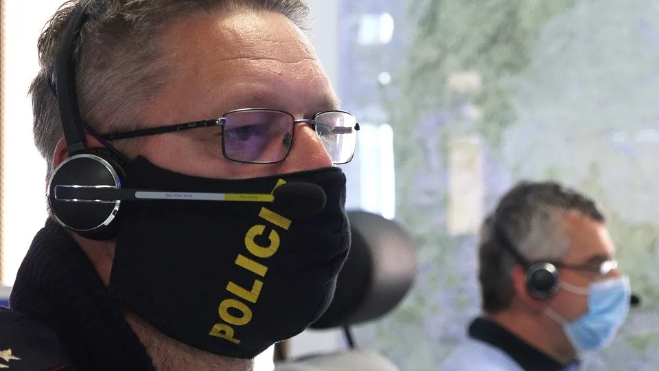 VIDEO: Jak fungují policisté na lince 158 v době pandemie? Za celou dobu přijali v kraji 6 tisíc telefonátů
