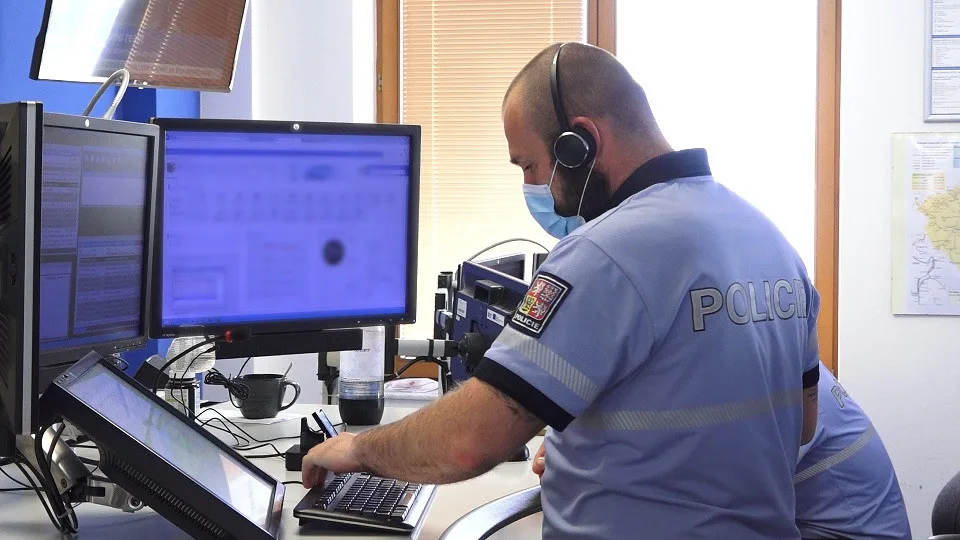 VIDEO: Jak fungují policisté na lince 158 v době pandemie? Za celou dobu přijali v kraji 6 tisíc telefonátů