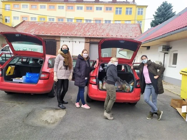 Pracovníci rozvážejí potraviny, ale také dezinfekci a roušky.