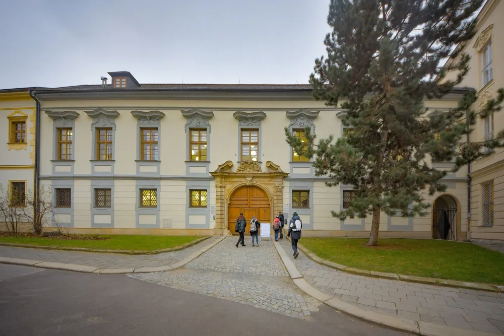 Z koronaviru se vyléčila již polovina zahraničních studentů UP