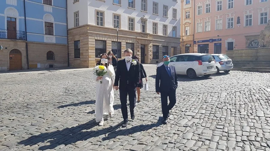 Olomouc už má za sebou první svatby s rouškami