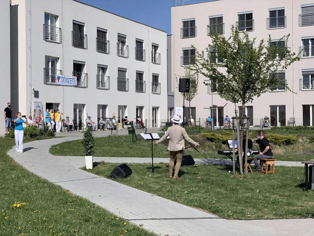 mělci Moravského divadla zazpívali seniorům v Olomouci