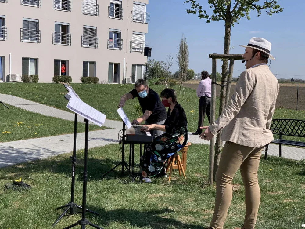 mělci Moravského divadla zazpívali seniorům v Olomouci