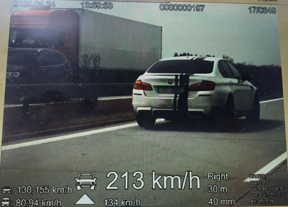 Řidič se na dálnici u Olomouce proháněl rychlostí 213 kilometrů v hodině