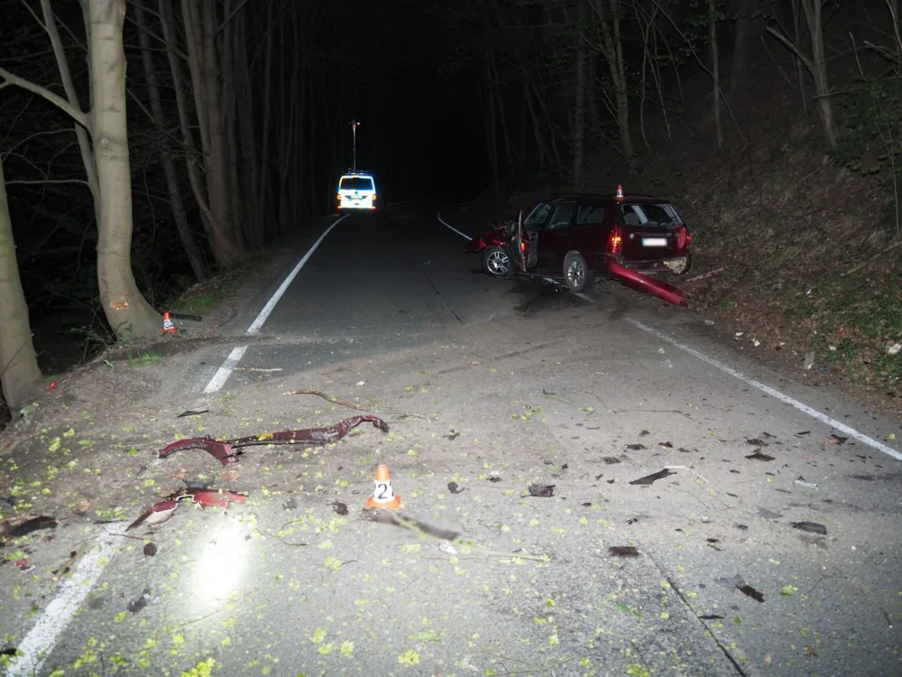 Mladý řidič nezvládl zatáčku a narazil do stromu. Přivolané policii řekl, že alkohol pil až po nehodě doma