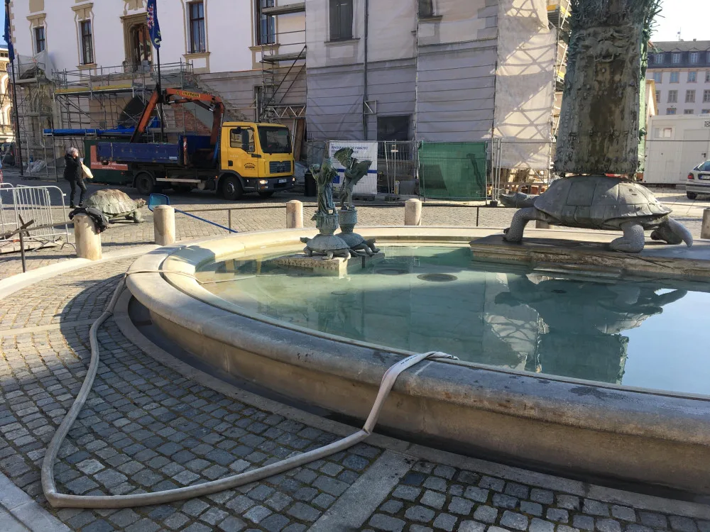 FOTO: Arionova kašna, cíl mnohých lidí lačnících po osvěžení v horkých dnech, je dneškem v provozu