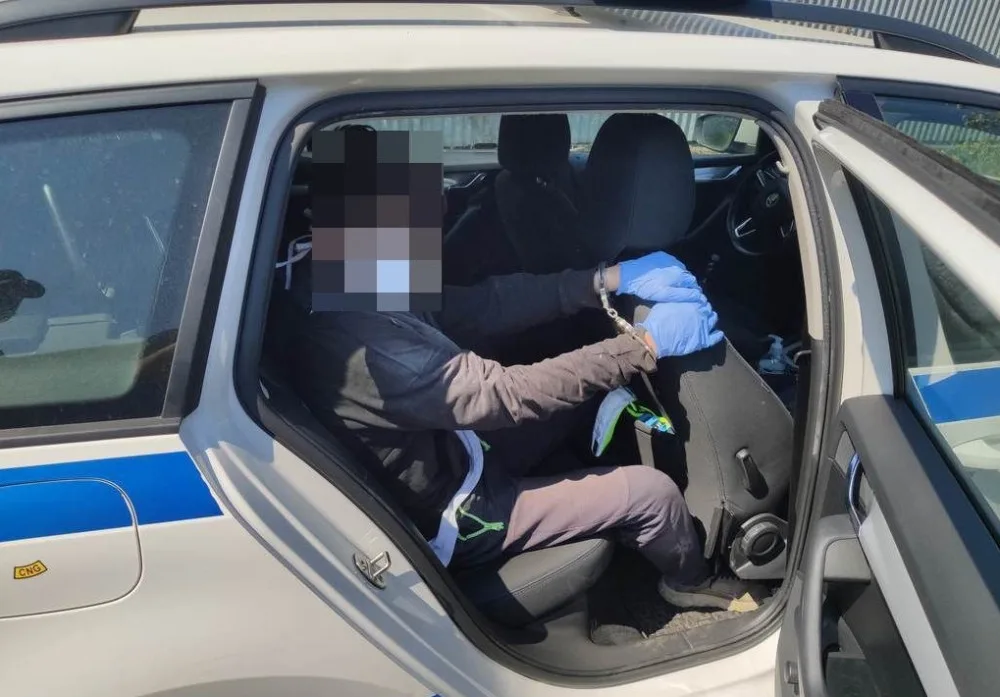 FOTO: Mladík utekl z výchovného ústavu, strážníci ho vypátrali ve squatu u nádraží. Skončil v poutech