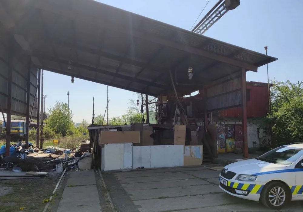 FOTO: Mladík utekl z výchovného ústavu, strážníci ho vypátrali ve squatu u nádraží. Skončil v poutech