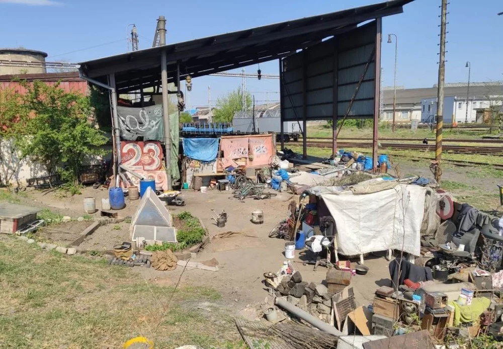 FOTO: Mladík utekl z výchovného ústavu, strážníci ho vypátrali ve squatu u nádraží. Skončil v poutech