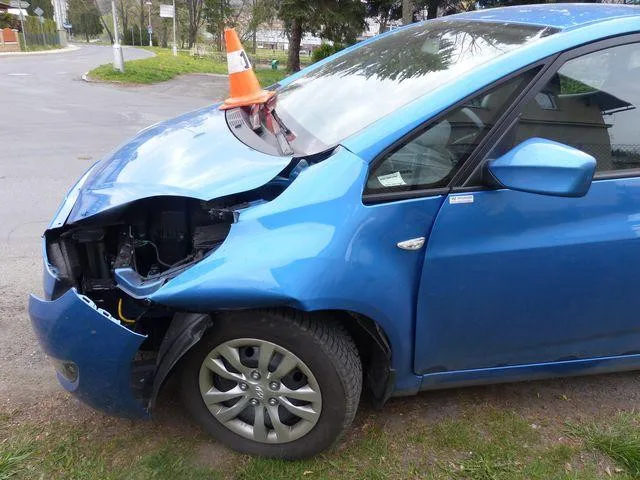 Řidič nedal přednost jinému vozidlu. Škoda na automobilech je 185 tisíc korun