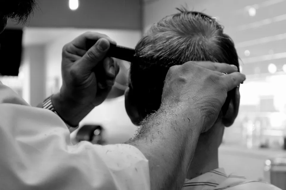 Kadeřnice a barber shopy v pondělí otevírají, stříhání ve štítech je děsí