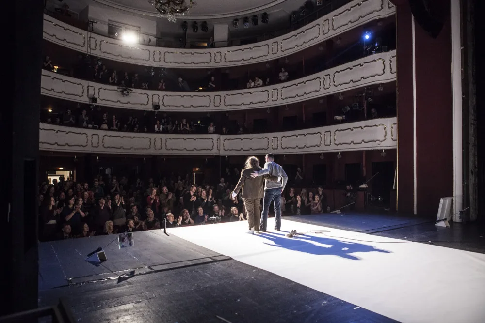 standing-ovation-pro-stefanii-reinsperger-na-jeviati-i-re-is-r-pazzek-foto-luk-a-horkz