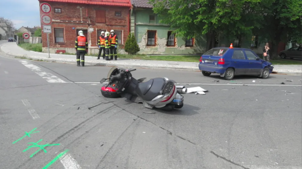 FOTO: Řidička Felicie vjela do cesty motorkáři, skončil v nemocnici