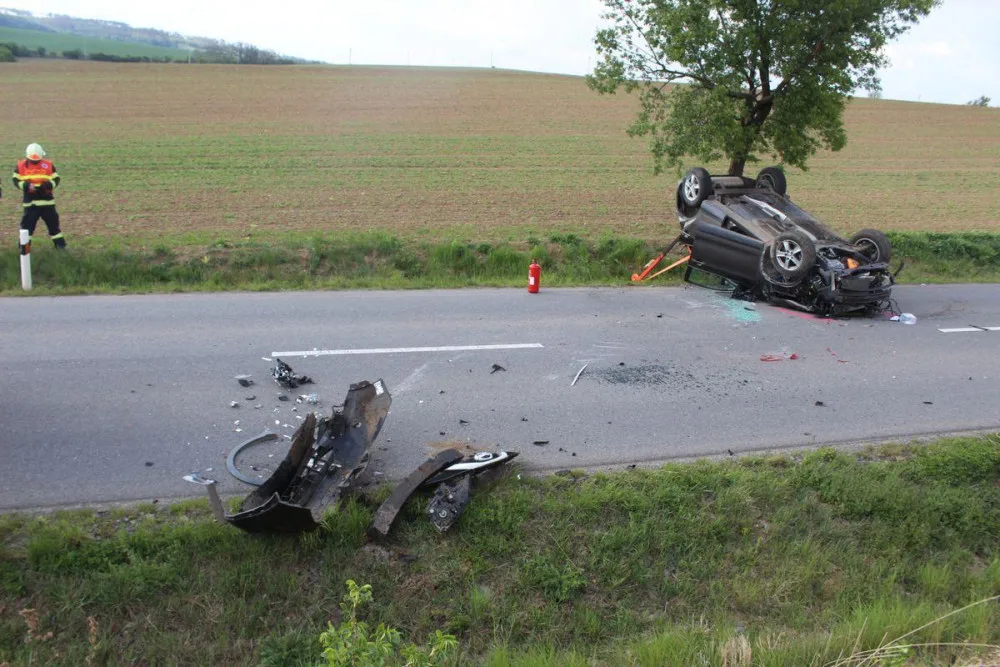 Místo řízení se věnoval telefonu. Otočil auto na střechu a zranil tři spolucestující