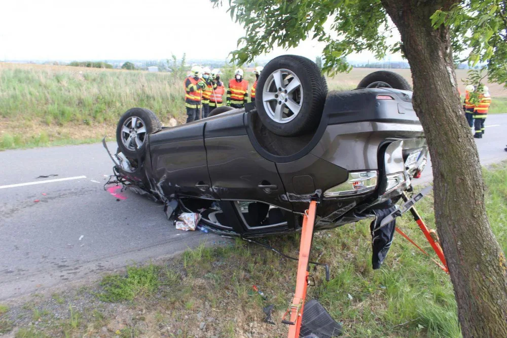 Místo řízení se věnoval telefonu. Otočil auto na střechu a zranil tři spolucestující