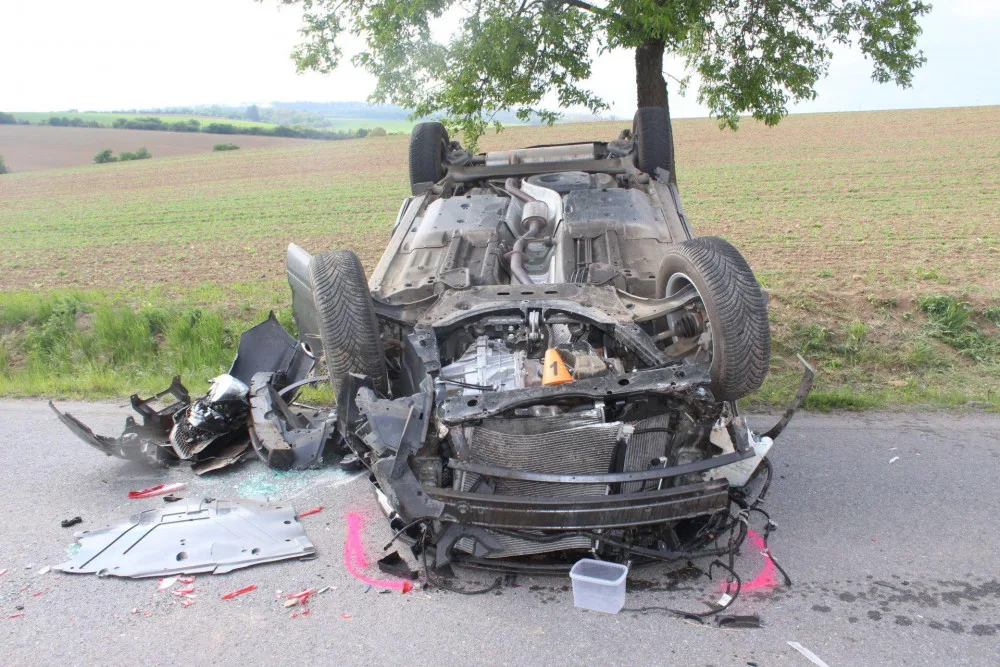 Místo řízení se věnoval telefonu. Otočil auto na střechu a zranil tři spolucestující