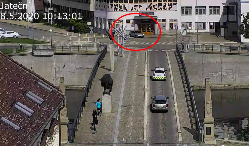 VIDEO: Řidička to přehnala s couváním a narazila do zdi hospody. Její manévr zaznamenala kamera
