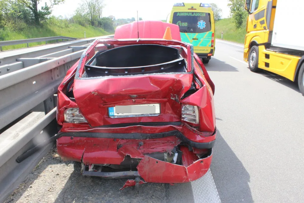FOTO: Řidič ve sporťáku narazil na dálnici dvou dvou aut, škoda se vyšplhala na téměř půl milionu