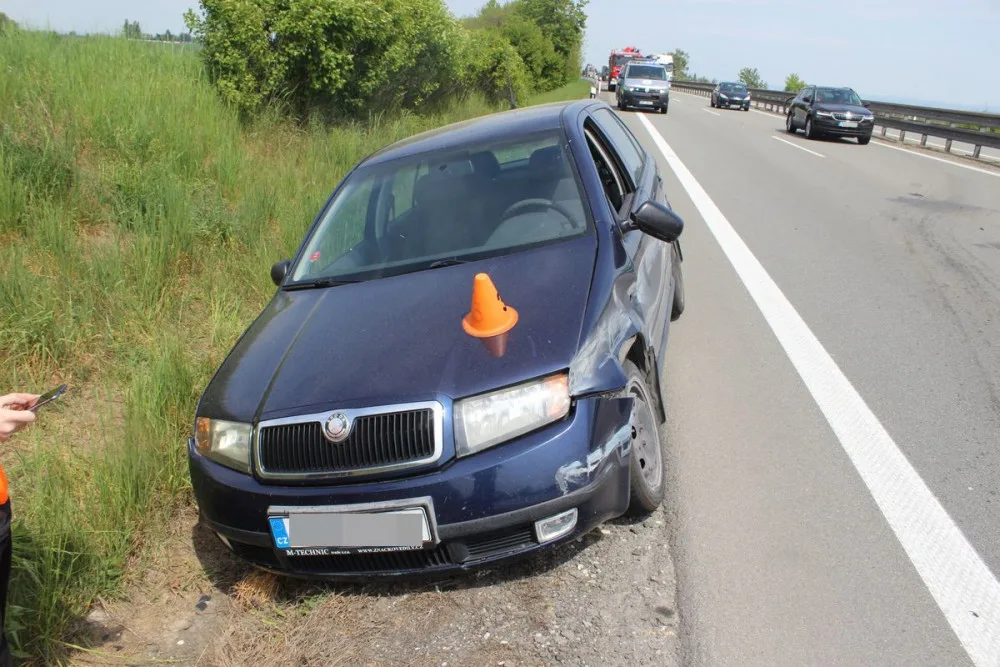 FOTO: Řidič ve sporťáku narazil na dálnici dvou dvou aut, škoda se vyšplhala na téměř půl milionu