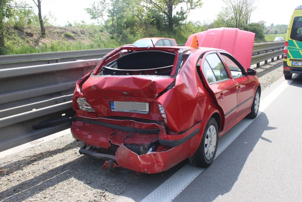 FOTO: Řidič ve sporťáku narazil na dálnici dvou dvou aut, škoda se vyšplhala na téměř půl milionu