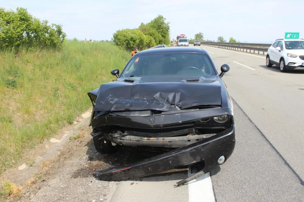 FOTO: Řidič ve sporťáku narazil na dálnici dvou dvou aut, škoda se vyšplhala na téměř půl milionu