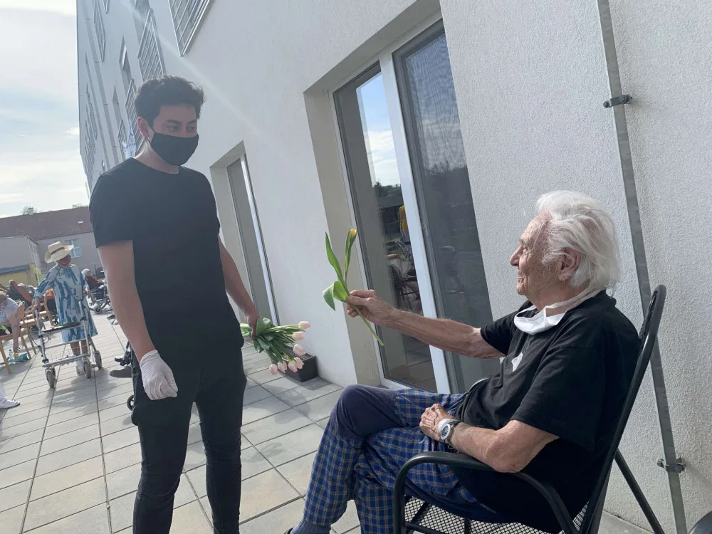 FOTO/VIDEO: Kapela Mirai zazpívala v rámci projektu Pod okny seniorům z domova ve Slavoníně