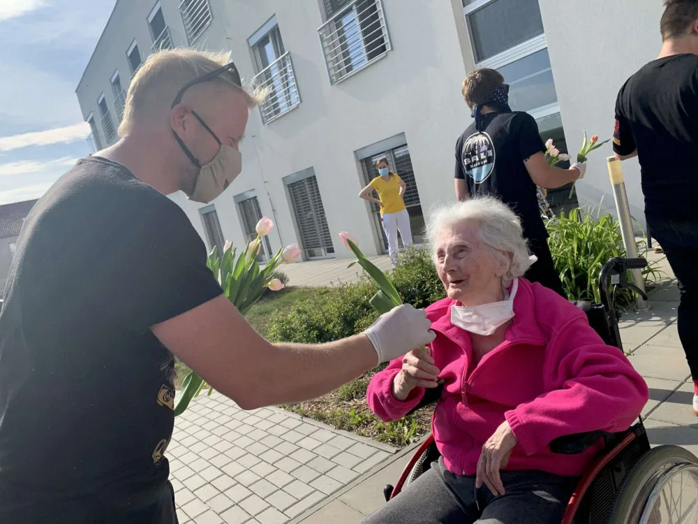 FOTO/VIDEO: Kapela Mirai zazpívala v rámci projektu Pod okny seniorům z domova ve Slavoníně
