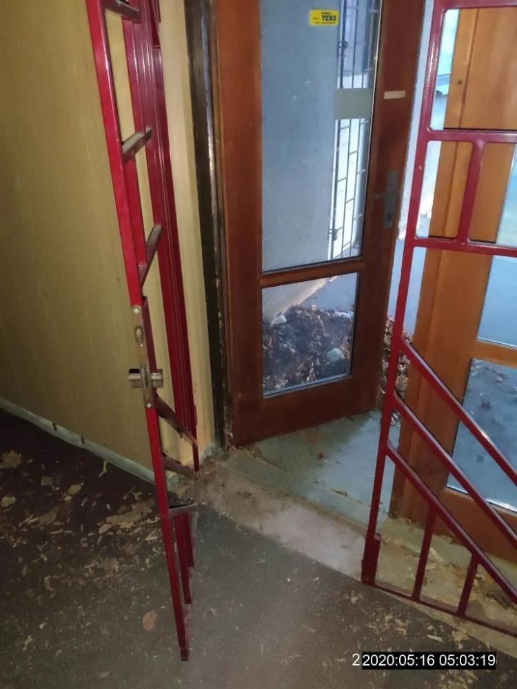 Muži vypáčili mříž v bývalém hotelu, ustlali si v jednom z pokojů