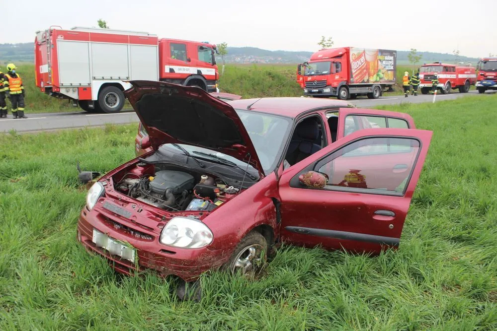 FOTO: Senior nezvládl řízení a s autem skončil v poli. Zranil sebe i spolujezdkyni