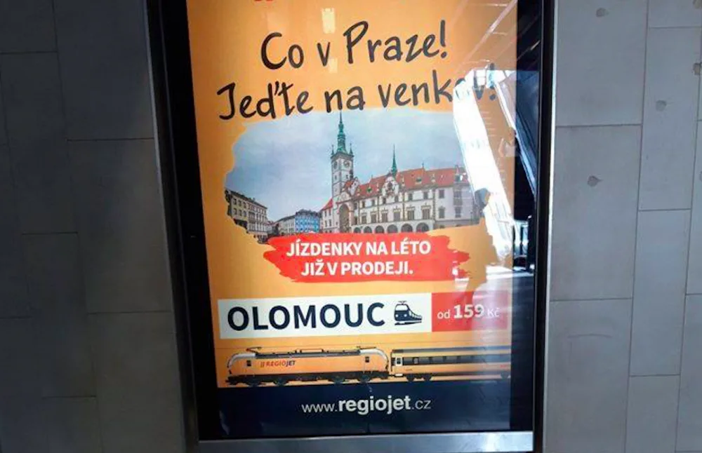 Co v Praze? Jeďte na venkov! Dopravce nabízí jízdenky do Olomouce kontroverzní kampaní