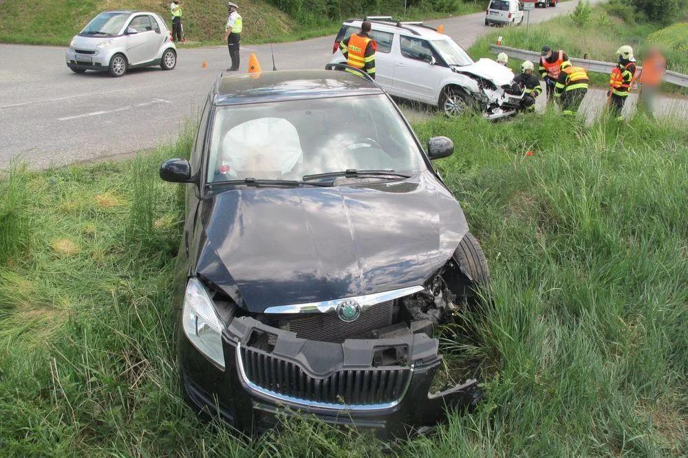 Řidič nezastavil na stopce a smetl auto na hlavní. Posádku převezli do nemocnice