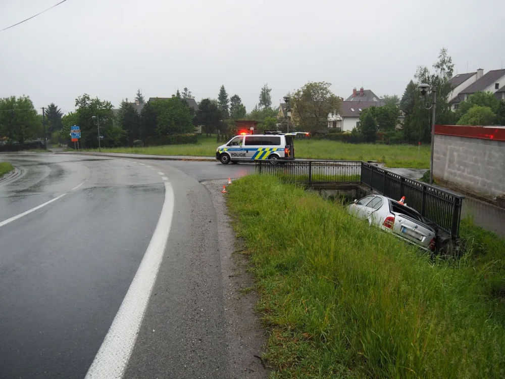 FOTO: Řidiče přepadla únava. S Octavií skončil v příkopu