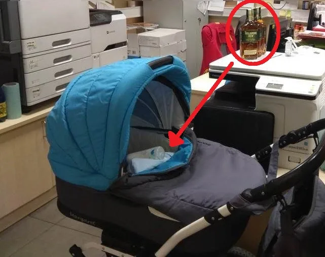 Matka zlodějka obskládala dítě v kočárku lahvemi s alkoholem