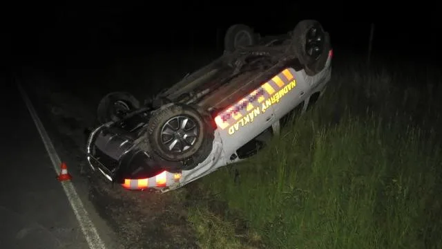 Řidič v noci nezvládl jízdu a skončil na střeše v příkopu