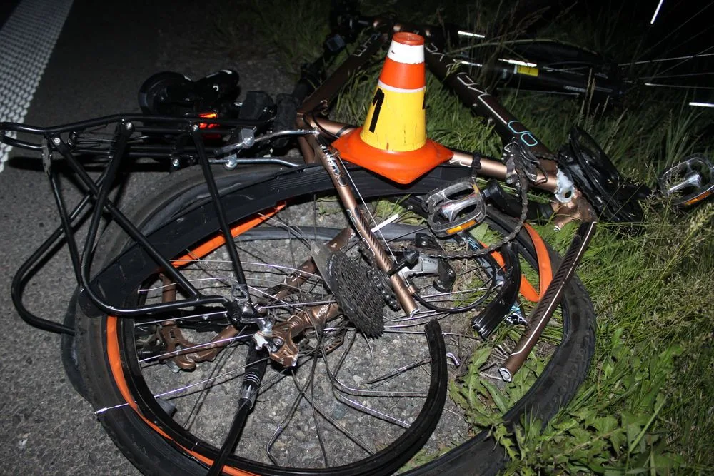 Silně opilý cyklista zůstal ležet uprostřed silnice. Měl štěstí v neštěstí