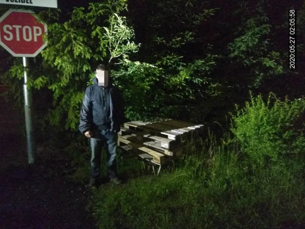 Muž kradl palety a stavební kolečka. Před policií skočil do křoví