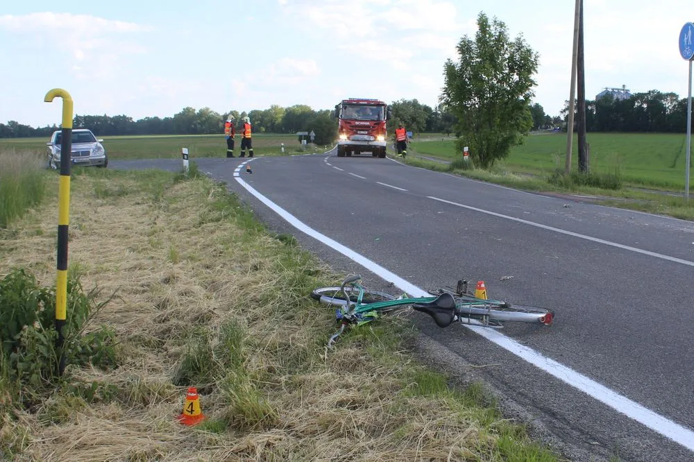 FOTO: Senior na kole nedal v křižovatce přednost projíždějícímu BMW. Při kolizi přišel o život