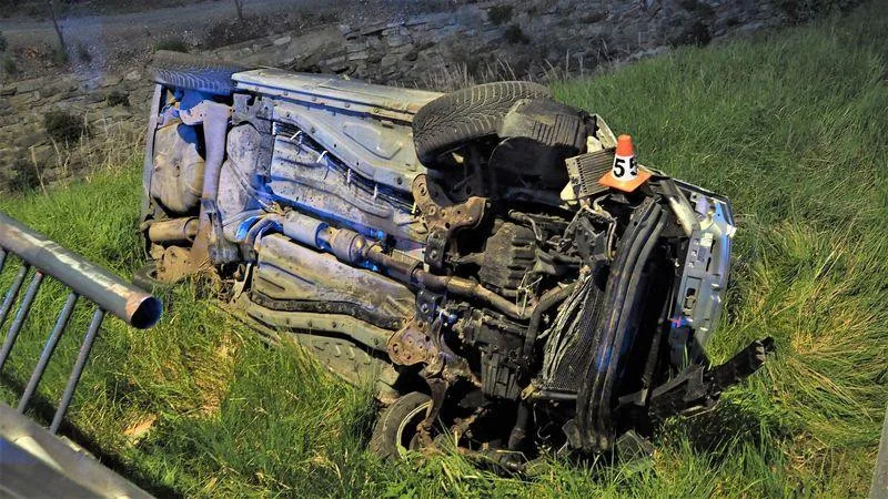 FOTO: Automobil spadl z mostu a skončil převrácený na boku