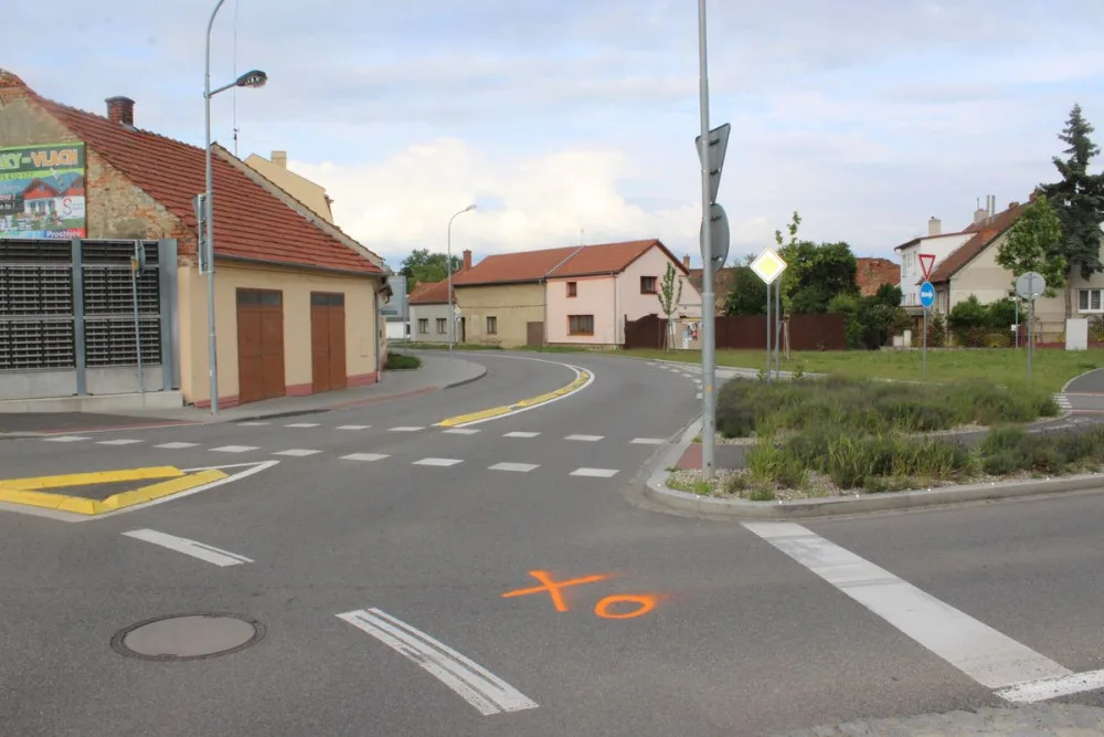 Řidička Toyoty nedala přednost cyklistovi. Na ošetření byl převezen do nemocnice
