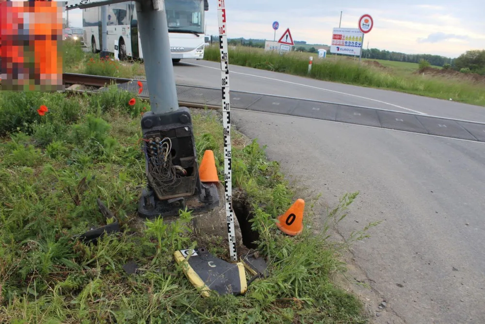 FOTO: Řidič narazil do výstražného zařízení na vlakovém přejezdu, z místa nehody ujel